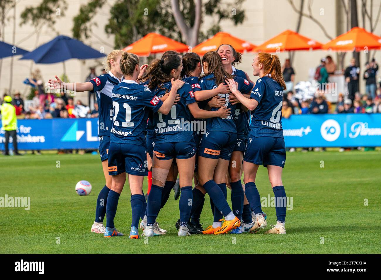 Bundoora, Australien. 12. November 2023. Die Spieler des Melbourne Victory feiern, nachdem Ella O’Grady (#7) ihr erstes Tor für den Verein erzielte. Quelle: James Forrester/Alamy Live News Stockfoto