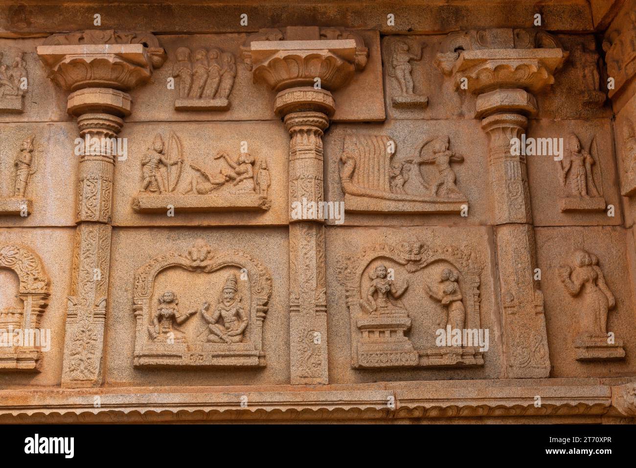 Komplizierte Steinschnitzereien und mittelalterliche Kunstwerke an den Wänden des Hazara Rama Tempels in Hampi, Karnataka, Indien Stockfoto