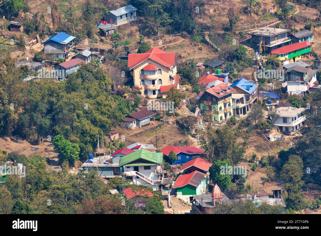 Die Ortschaft Tinchuley aus dem Himalaya liegt an den Berghängen und ist eine malerische Bergstation im Bezirk Darjeeling, Indien Stockfoto