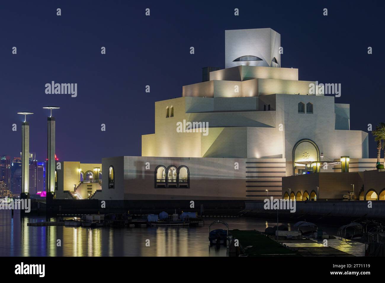 Das Museum of Islamic Art (MIA) in Doha, Katar, wurde auf einer Insel vor einer künstlich vorspringenden Halbinsel in der Nähe des traditionellen Dhow-Hafens errichtet. Stockfoto
