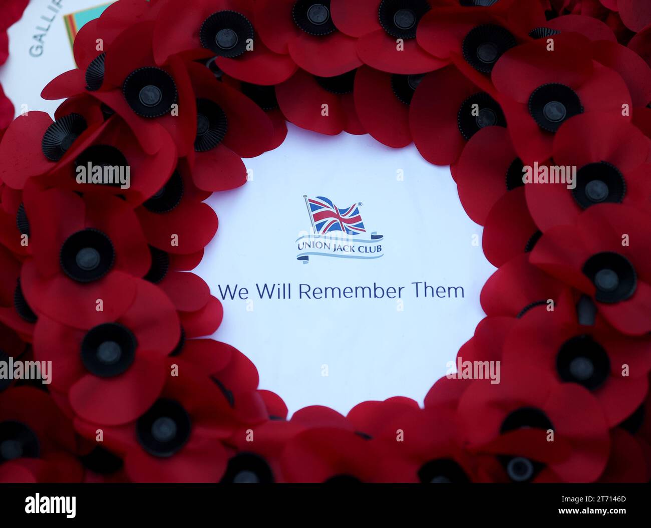 (231113) -- LONDON, 13. November 2023 (Xinhua) -- Blumen werden am 12. November 2023 im Cenotaph in Whitehall anlässlich des Gedenksonntags in London, Großbritannien, gesehen. Der Gedenktag ist eine jährliche Gedenkfeier am nächsten Sonntag zum Tag des Waffenstillstands, dem 11. November, dem Jahrestag des Endes des Ersten Weltkriegs. (Xinhua/Li Ying) Stockfoto