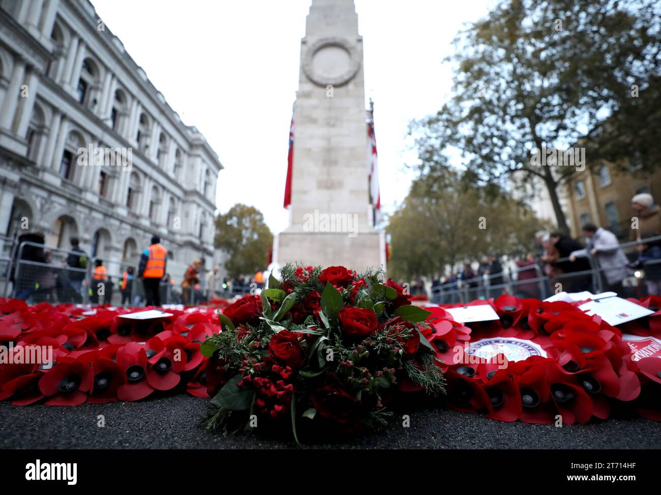 (231113) -- LONDON, 13. November 2023 (Xinhua) -- Blumen werden am 12. November 2023 im Cenotaph in Whitehall anlässlich des Gedenksonntags in London, Großbritannien, gesehen. Der Gedenktag ist eine jährliche Gedenkfeier am nächsten Sonntag zum Tag des Waffenstillstands, dem 11. November, dem Jahrestag des Endes des Ersten Weltkriegs. (Xinhua/Li Ying) Stockfoto