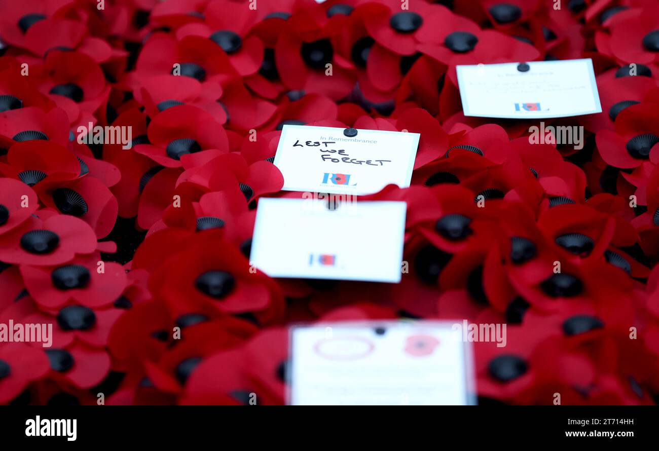 (231113) -- LONDON, 13. November 2023 (Xinhua) -- Blumen werden am 12. November 2023 im Cenotaph in Whitehall anlässlich des Gedenksonntags in London, Großbritannien, gesehen. Der Gedenktag ist eine jährliche Gedenkfeier am nächsten Sonntag zum Tag des Waffenstillstands, dem 11. November, dem Jahrestag des Endes des Ersten Weltkriegs. (Xinhua/Li Ying) Stockfoto