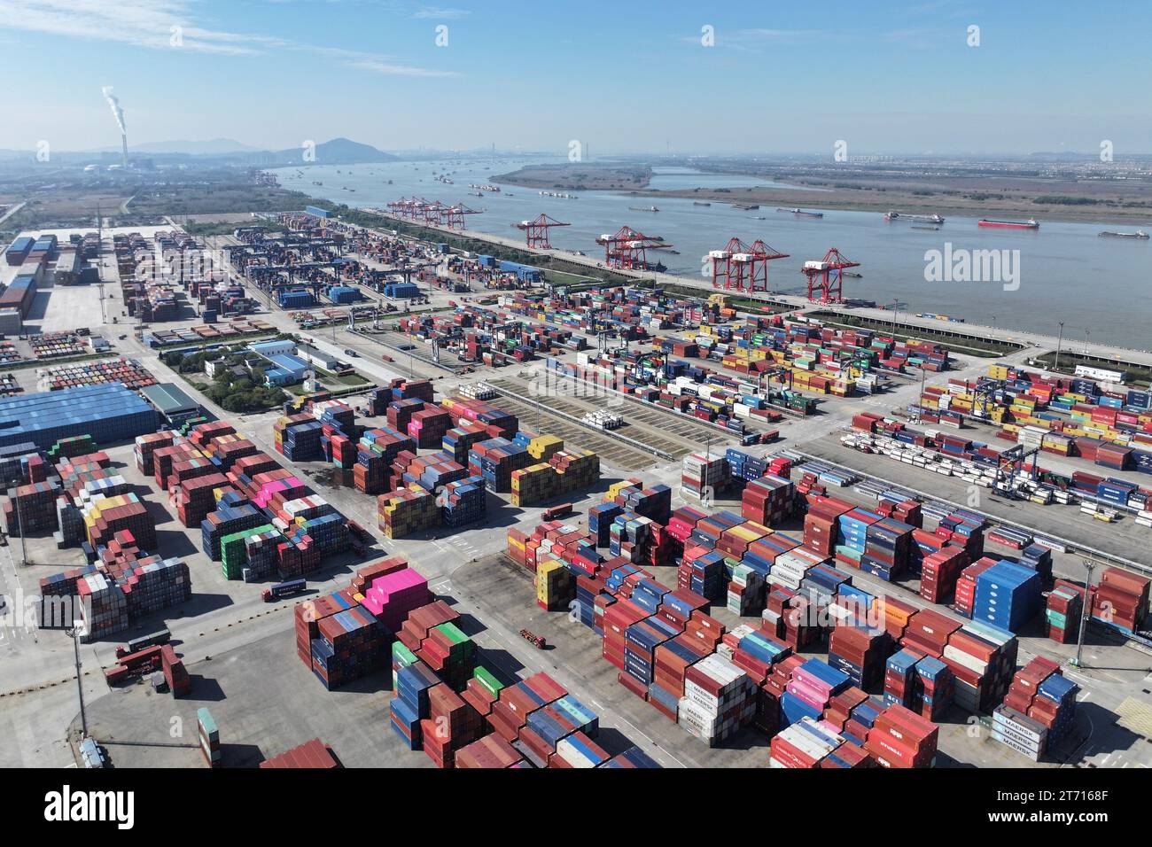 NANJING, CHINA - 13. NOVEMBER 2023 - Container werden im Longtan Containerhafen des Nanjing-Hafens in Nanjing, Provinz Jiangsu, China, am 13. November 20 gesehen Stockfoto