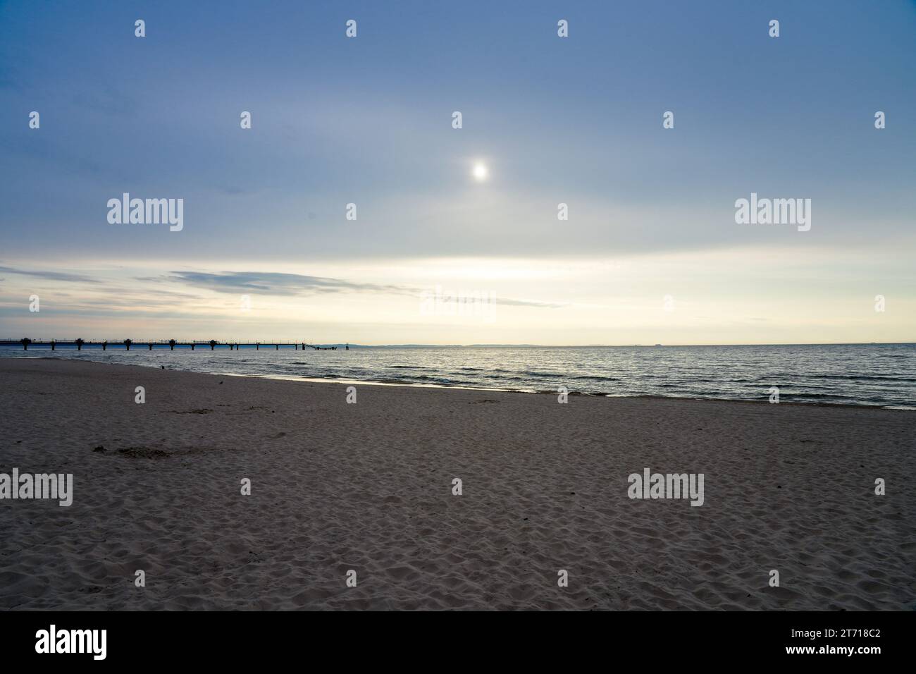 Sonnenuntergang an der Ostsee in Polen. Landschaft am Abend mit untergehender Sonne am Meer. Stockfoto