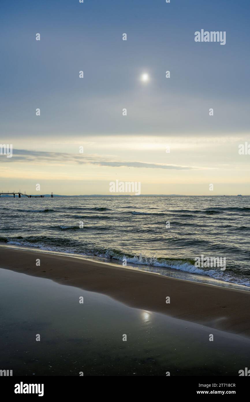 Sonnenuntergang an der Ostsee in Polen. Landschaft am Abend mit untergehender Sonne am Meer. Stockfoto
