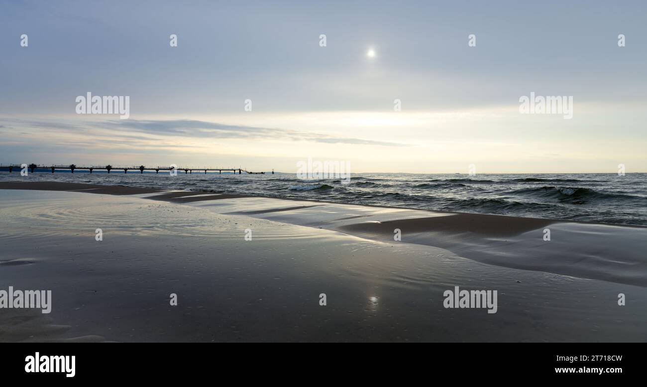 Sonnenuntergang an der Ostsee in Polen. Landschaft am Abend mit untergehender Sonne am Meer. Stockfoto