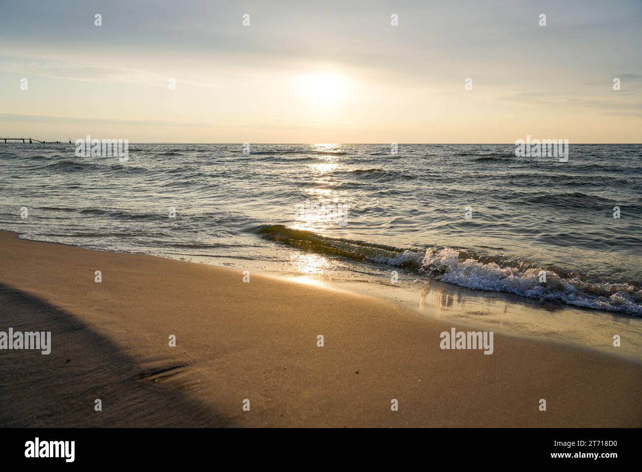 Sonnenuntergang an der Ostsee in Polen. Landschaft am Abend mit untergehender Sonne am Meer. Stockfoto