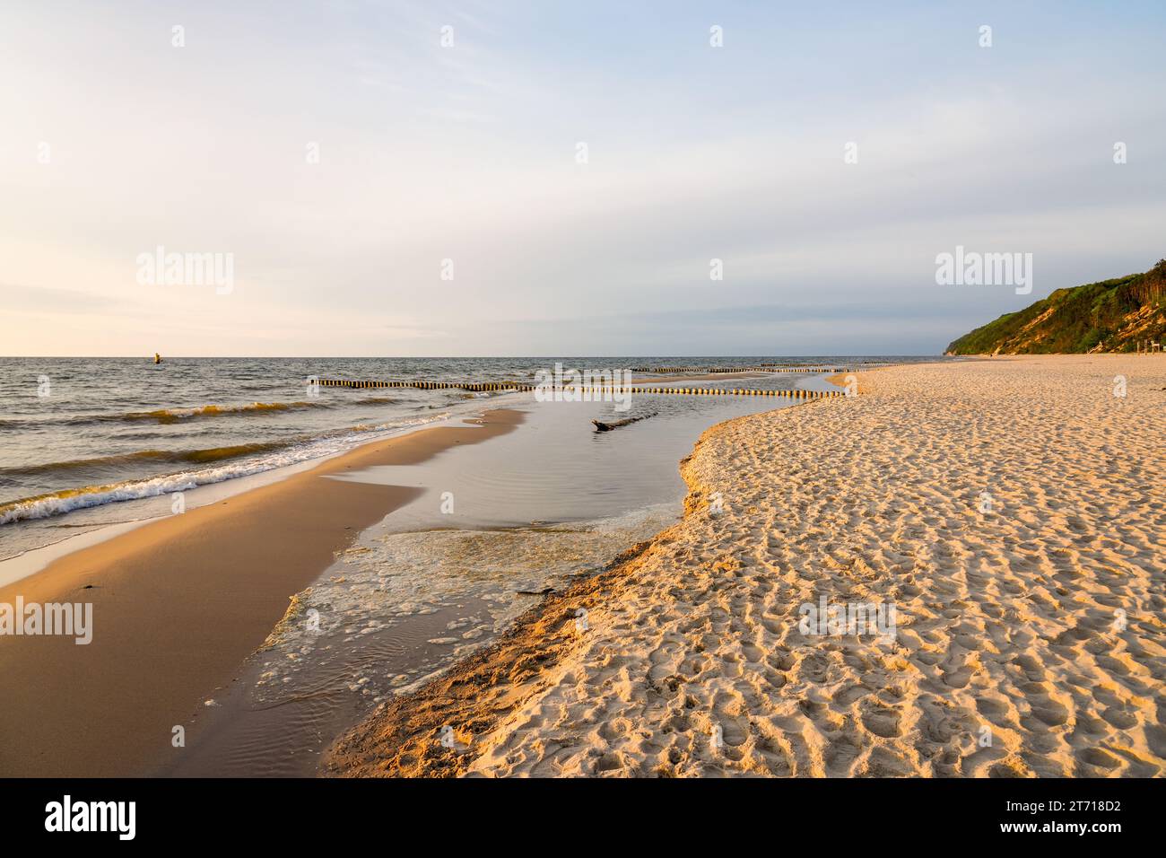 Sonnenuntergang an der Ostsee in Polen. Landschaft am Abend mit untergehender Sonne am Meer. Stockfoto