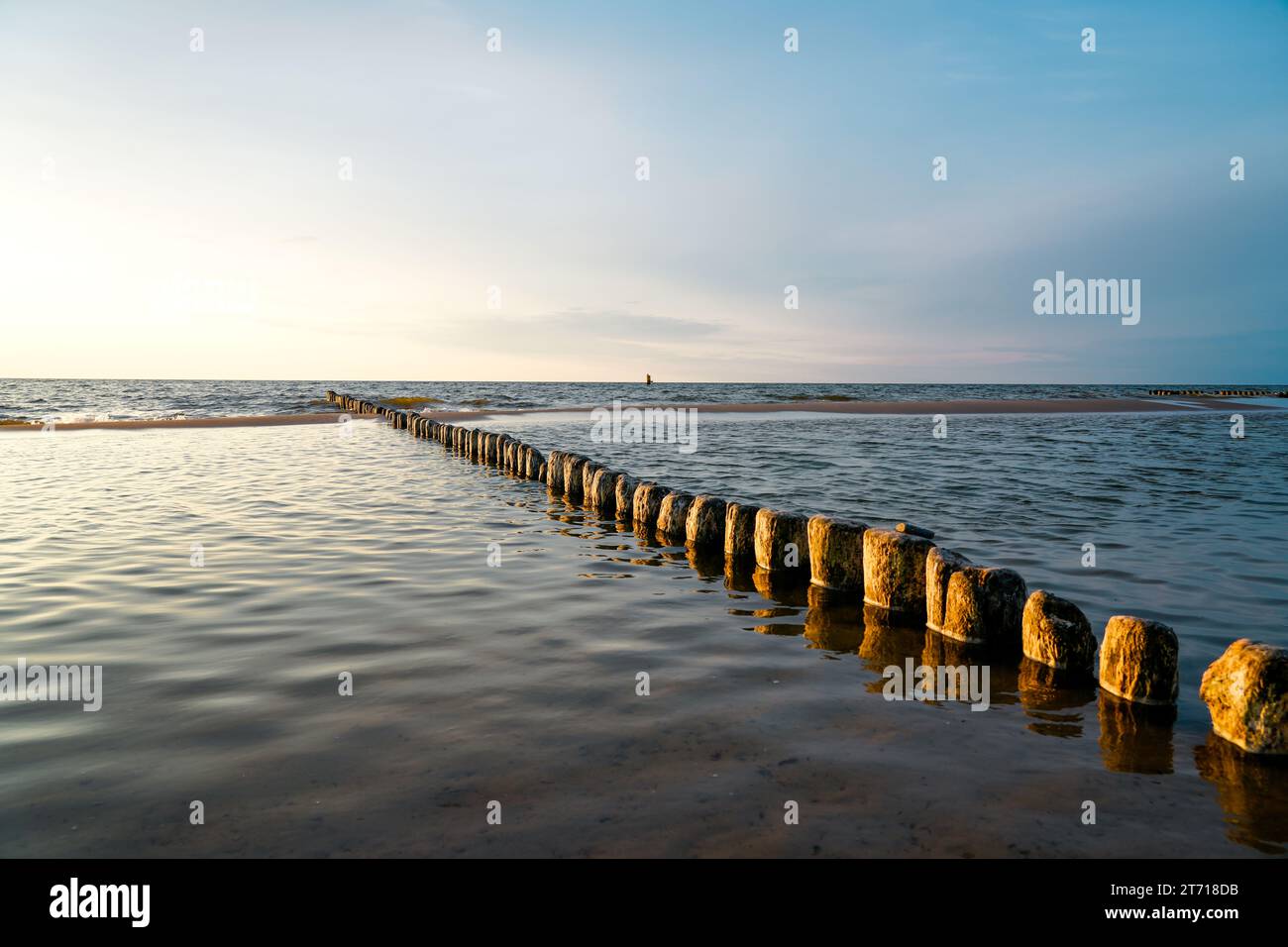 Sonnenuntergang an der Ostsee in Polen. Landschaft am Abend mit untergehender Sonne am Meer. Stockfoto