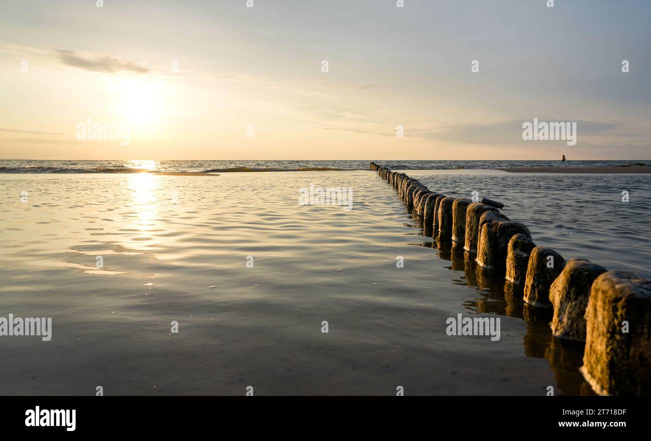 Sonnenuntergang an der Ostsee in Polen. Landschaft am Abend mit untergehender Sonne am Meer. Stockfoto
