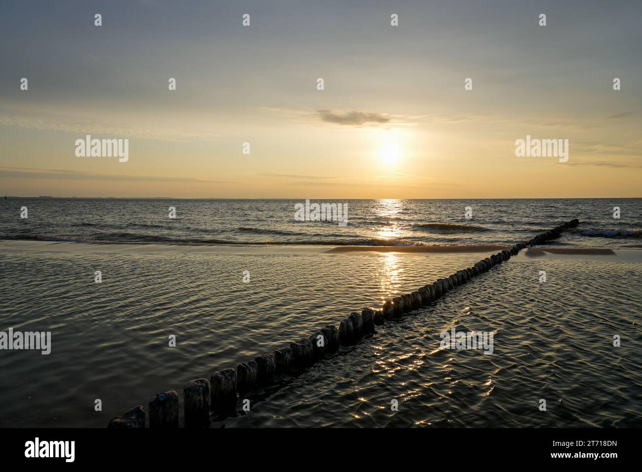 Sonnenuntergang an der Ostsee in Polen. Landschaft am Abend mit untergehender Sonne am Meer. Stockfoto