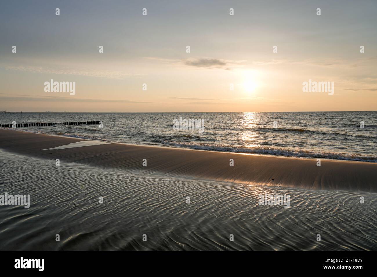 Sonnenuntergang an der Ostsee in Polen. Landschaft am Abend mit untergehender Sonne am Meer. Stockfoto