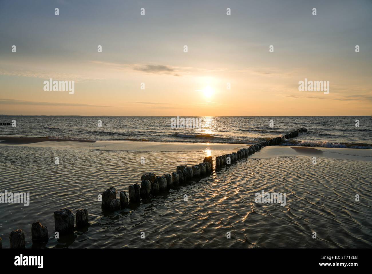 Sonnenuntergang an der Ostsee in Polen. Landschaft am Abend mit untergehender Sonne am Meer. Stockfoto