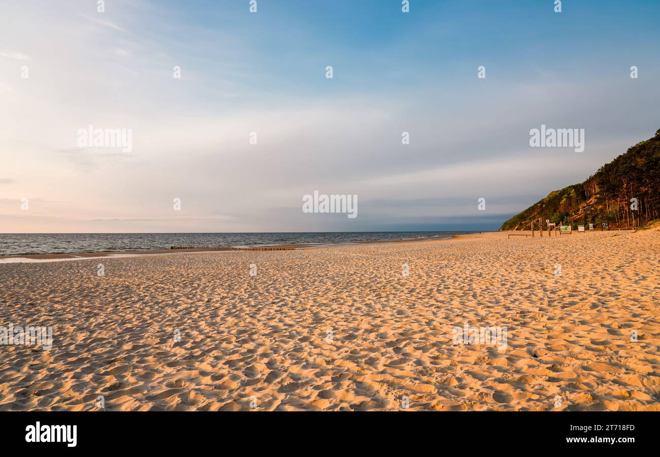 Sonnenuntergang an der Ostsee in Polen. Landschaft am Abend mit untergehender Sonne am Meer. Stockfoto