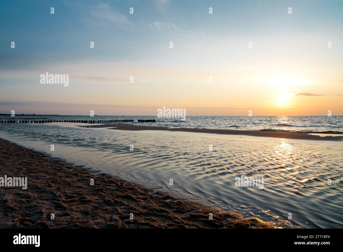 Sonnenuntergang an der Ostsee in Polen. Landschaft am Abend mit untergehender Sonne am Meer. Stockfoto