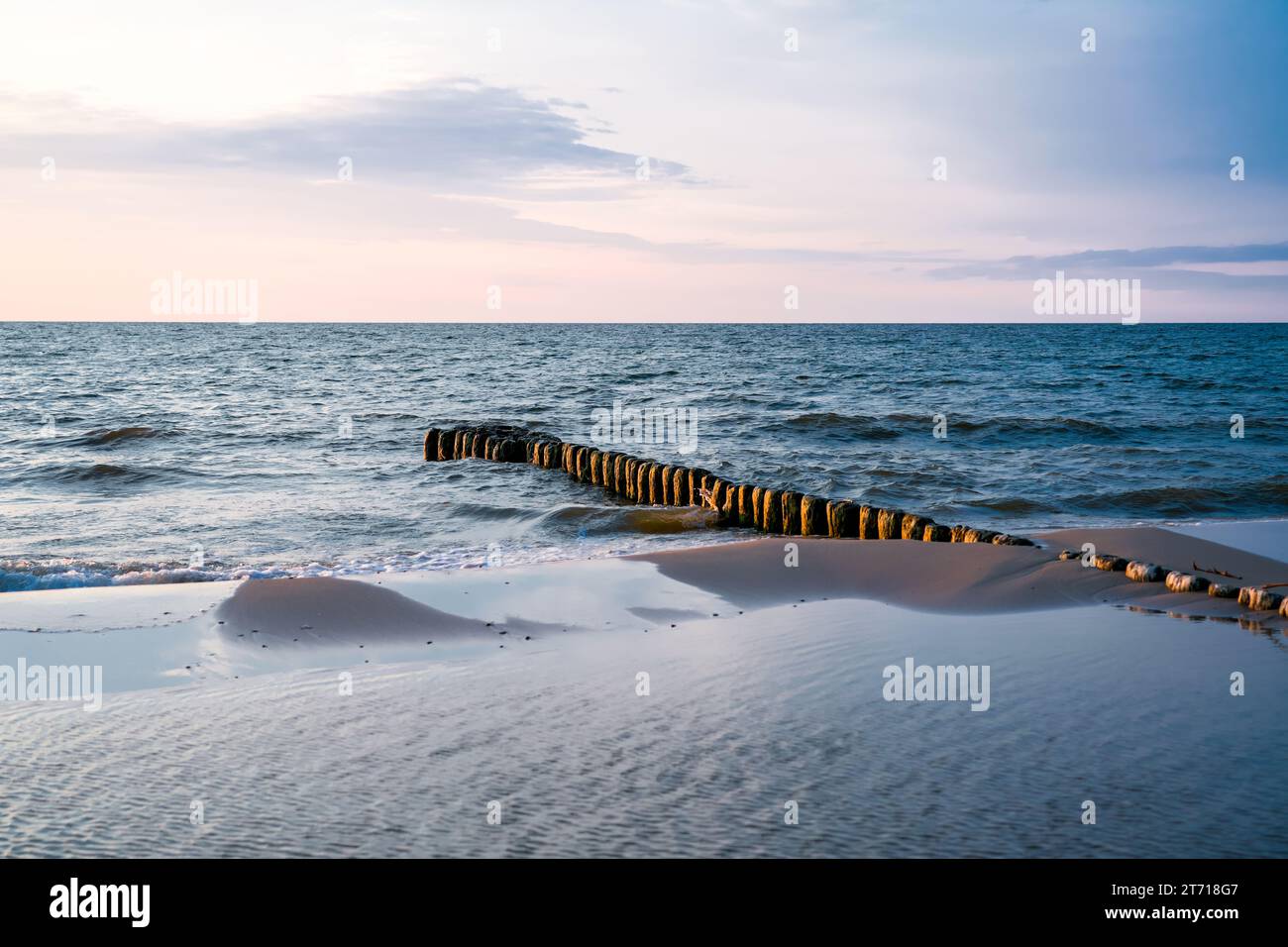 Sonnenuntergang an der Ostsee in Polen. Landschaft am Abend mit untergehender Sonne am Meer. Stockfoto