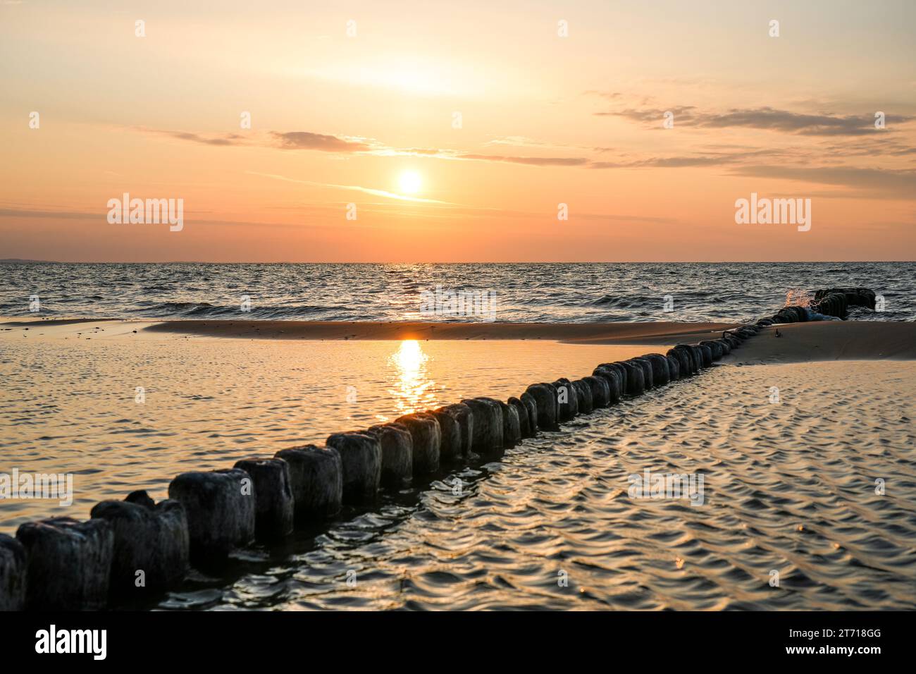 Sonnenuntergang an der Ostsee in Polen. Landschaft am Abend mit untergehender Sonne am Meer. Stockfoto