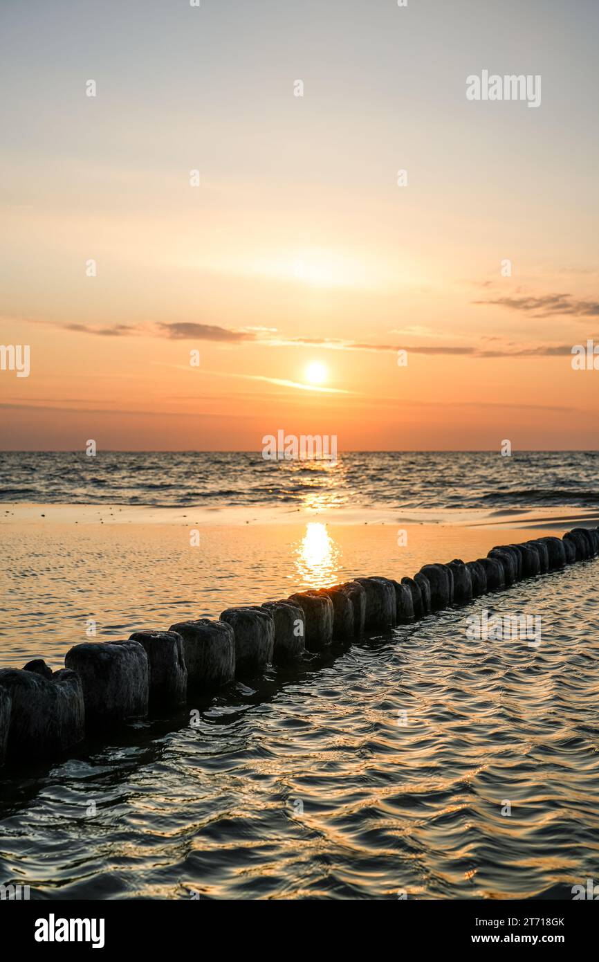 Sonnenuntergang an der Ostsee in Polen. Landschaft am Abend mit untergehender Sonne am Meer. Stockfoto