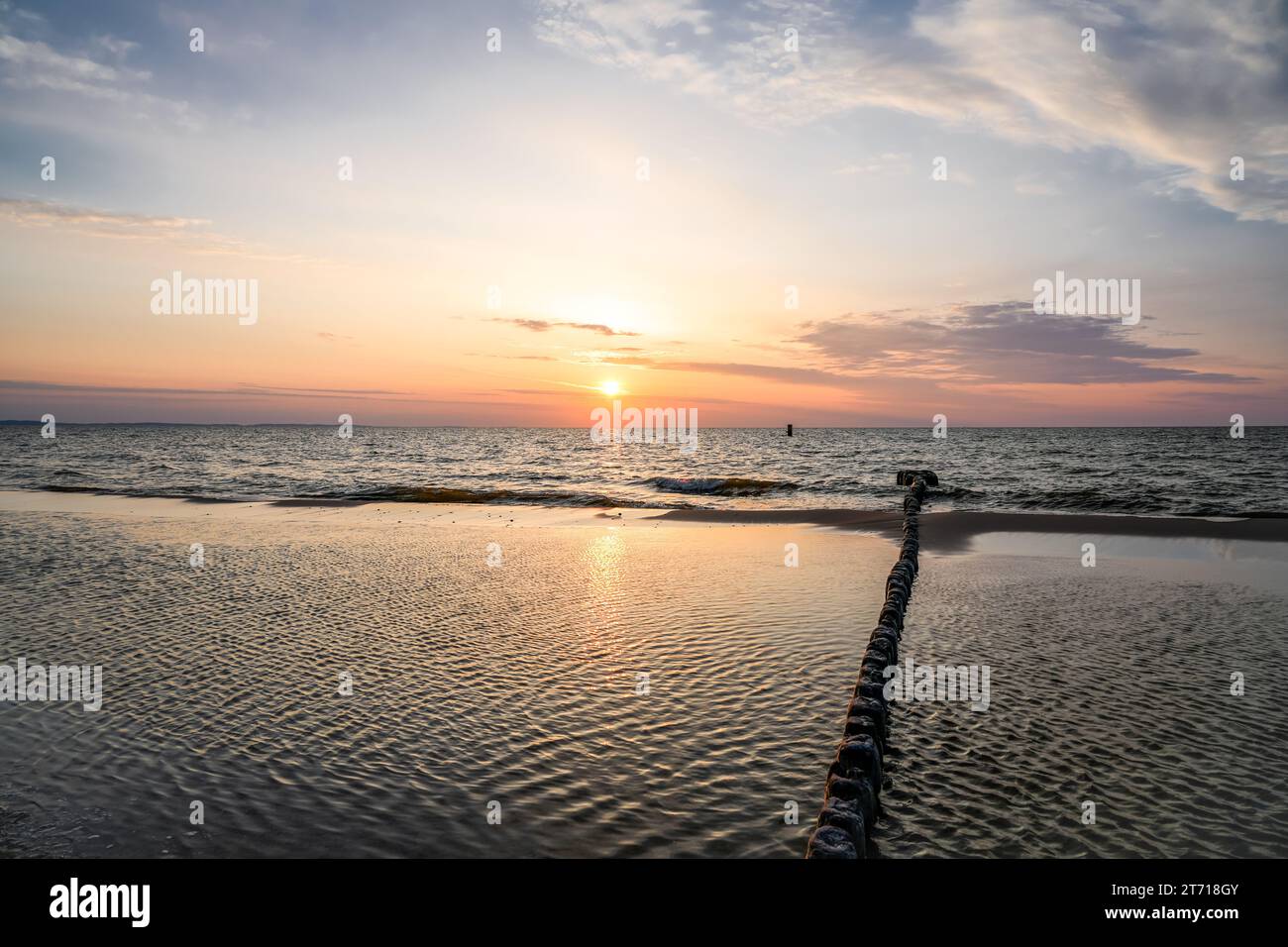 Sonnenuntergang an der Ostsee in Polen. Landschaft am Abend mit untergehender Sonne am Meer. Stockfoto