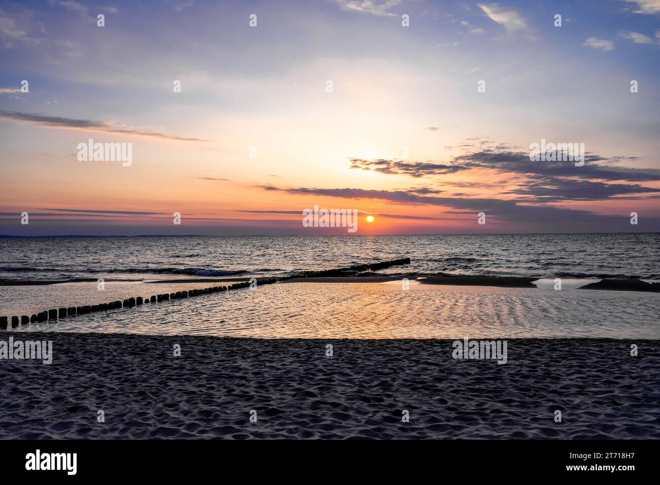 Sonnenuntergang an der Ostsee in Polen. Landschaft am Abend mit untergehender Sonne am Meer. Stockfoto