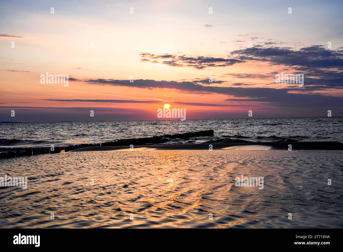 Sonnenuntergang an der Ostsee in Polen. Landschaft am Abend mit untergehender Sonne am Meer. Stockfoto