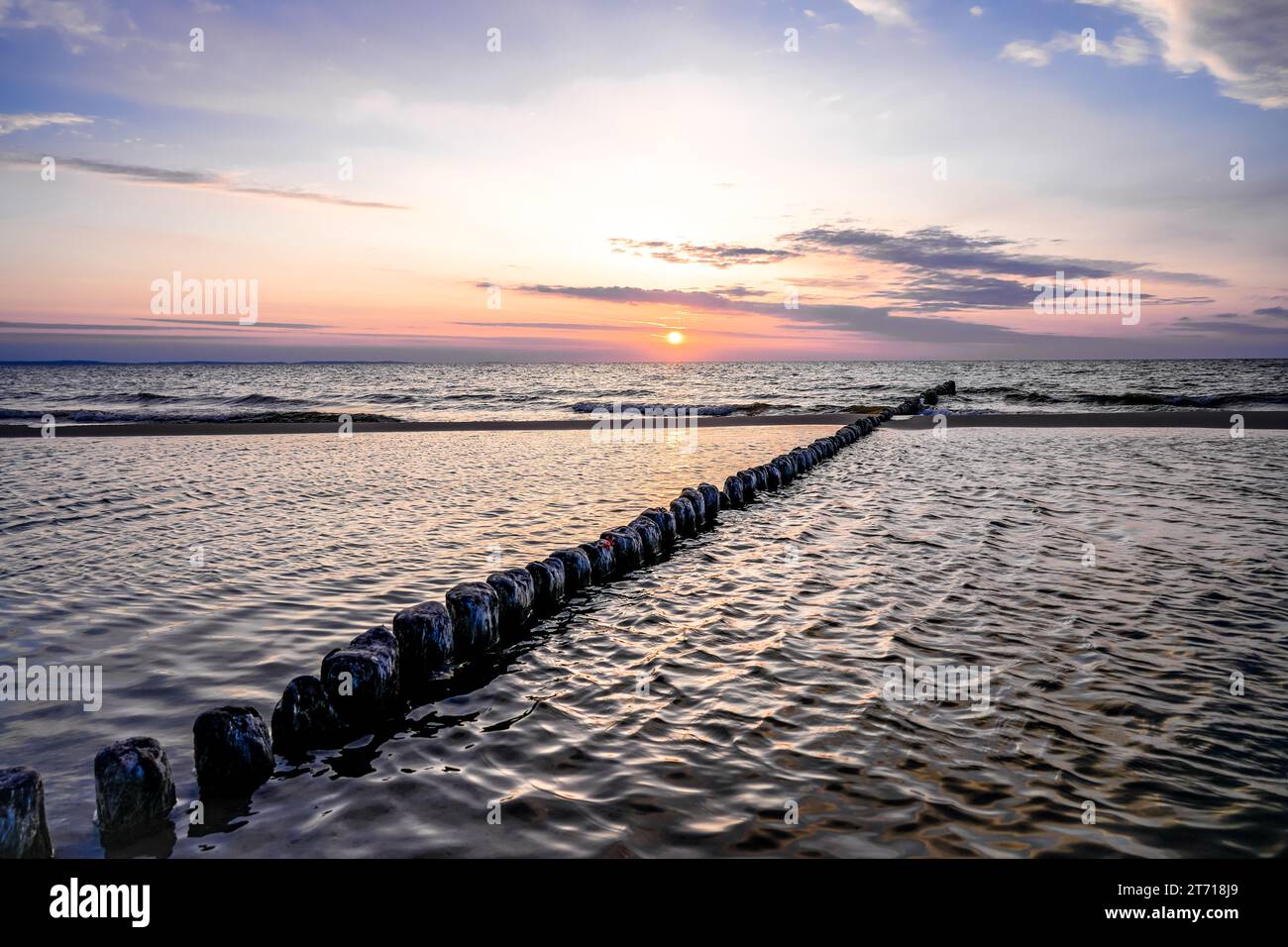 Sonnenuntergang an der Ostsee in Polen. Landschaft am Abend mit untergehender Sonne am Meer. Stockfoto