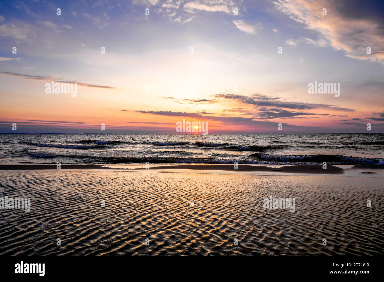 Sonnenuntergang an der Ostsee in Polen. Landschaft am Abend mit untergehender Sonne am Meer. Stockfoto