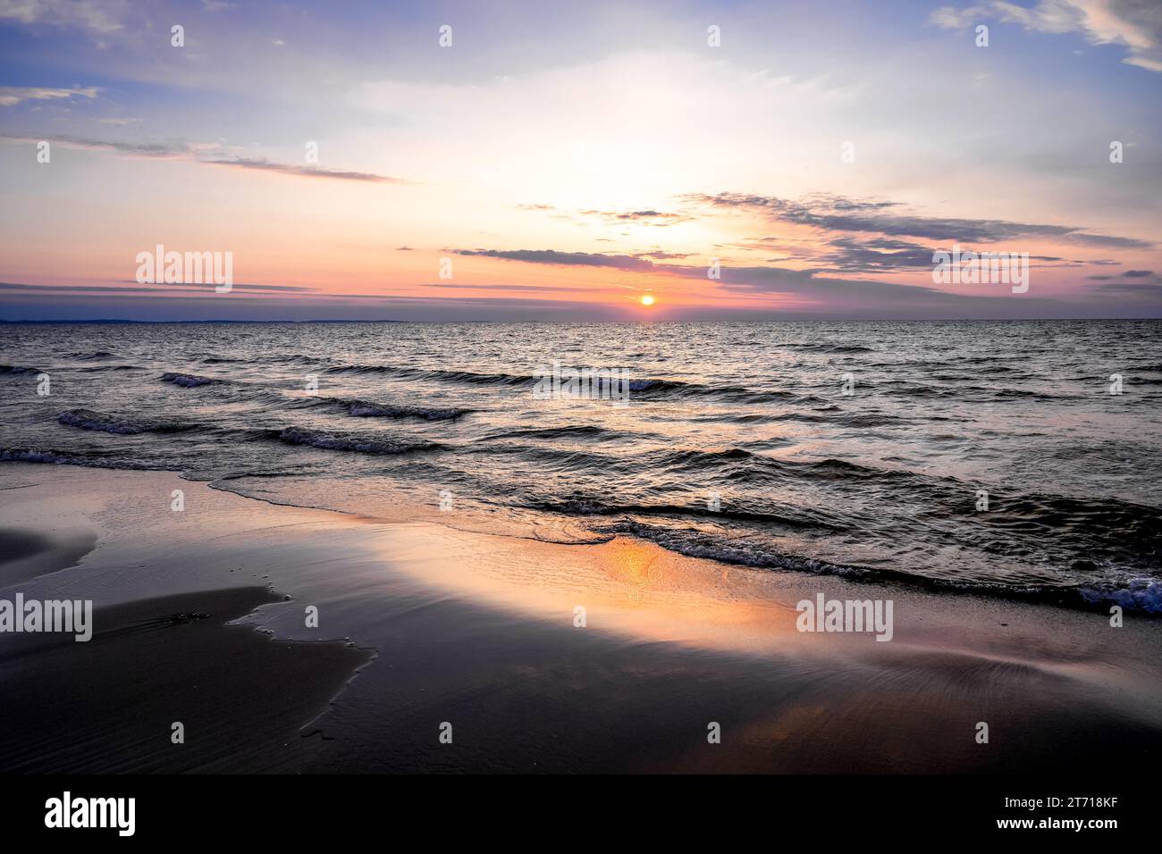 Sonnenuntergang an der Ostsee in Polen. Landschaft am Abend mit untergehender Sonne am Meer. Stockfoto