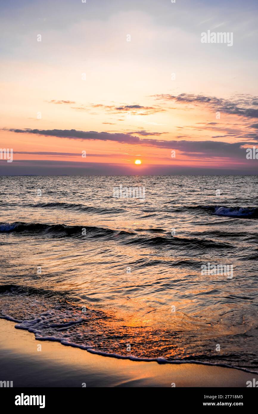 Sonnenuntergang an der Ostsee in Polen. Landschaft am Abend mit untergehender Sonne am Meer. Stockfoto