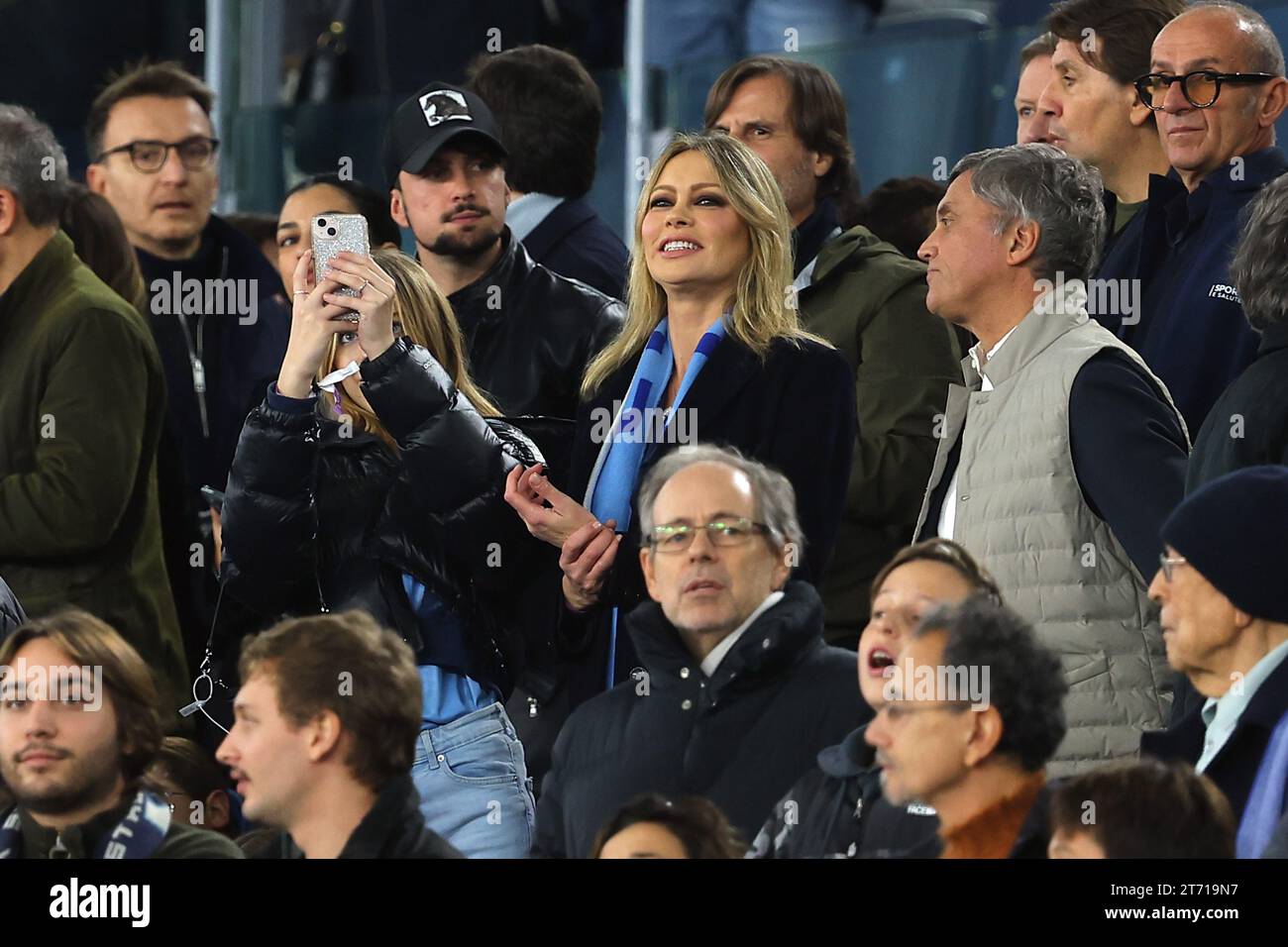 ROM, Italien - 12.11.2023: VIP in tribuna per assistere al derby Lazio Roma Anna falchi con la figlia Alyssa Stockfoto