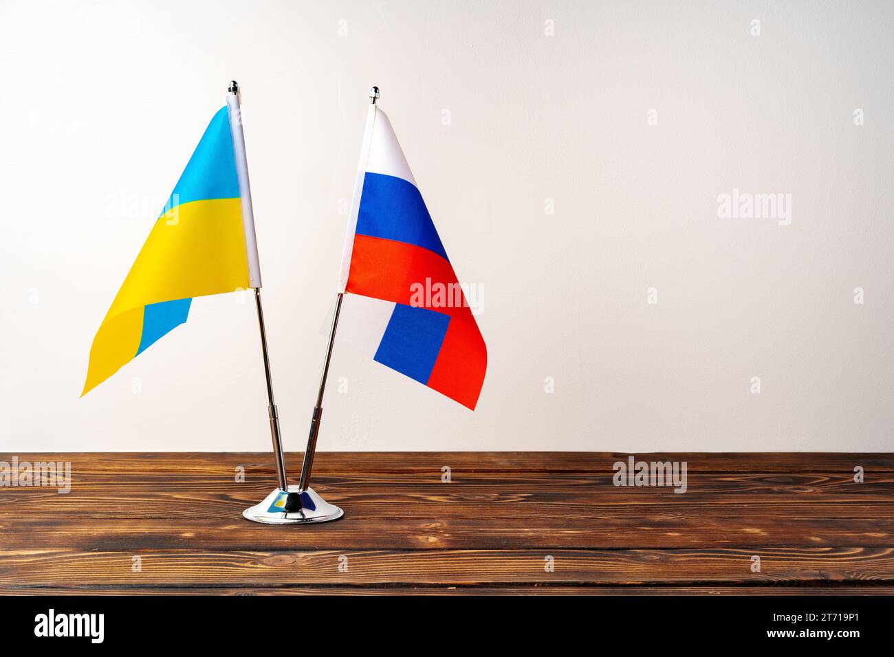 Kleine Fahnen Russlands und der Ukraine auf Fahnenmasten Stockfoto