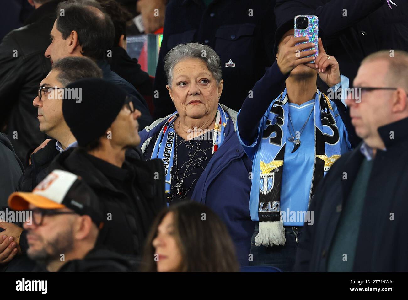 ROM, Italien - 12.11.2023: VIP in tribuna per assistere al derby Lazio Roma, Anna Paratore madre di Giorgia Meloni tifosissima laziale già presente in lazio Fiorentina. Stockfoto