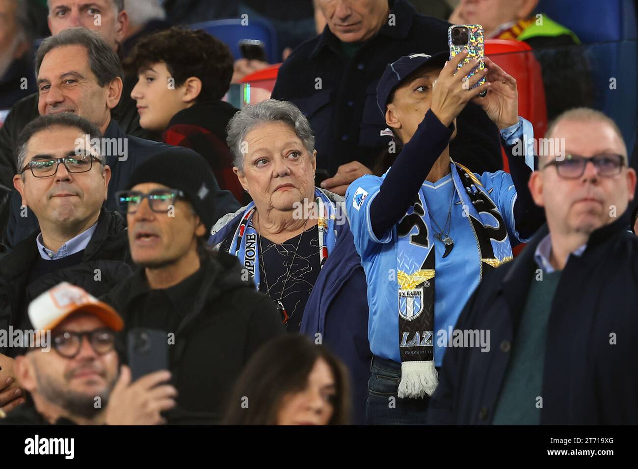 ROM, Italien - 12.11.2023: VIP in tribuna per assistere al derby Lazio Roma, Anna Paratore madre di Giorgia Meloni tifosissima laziale già presente in lazio Fiorentina. Stockfoto