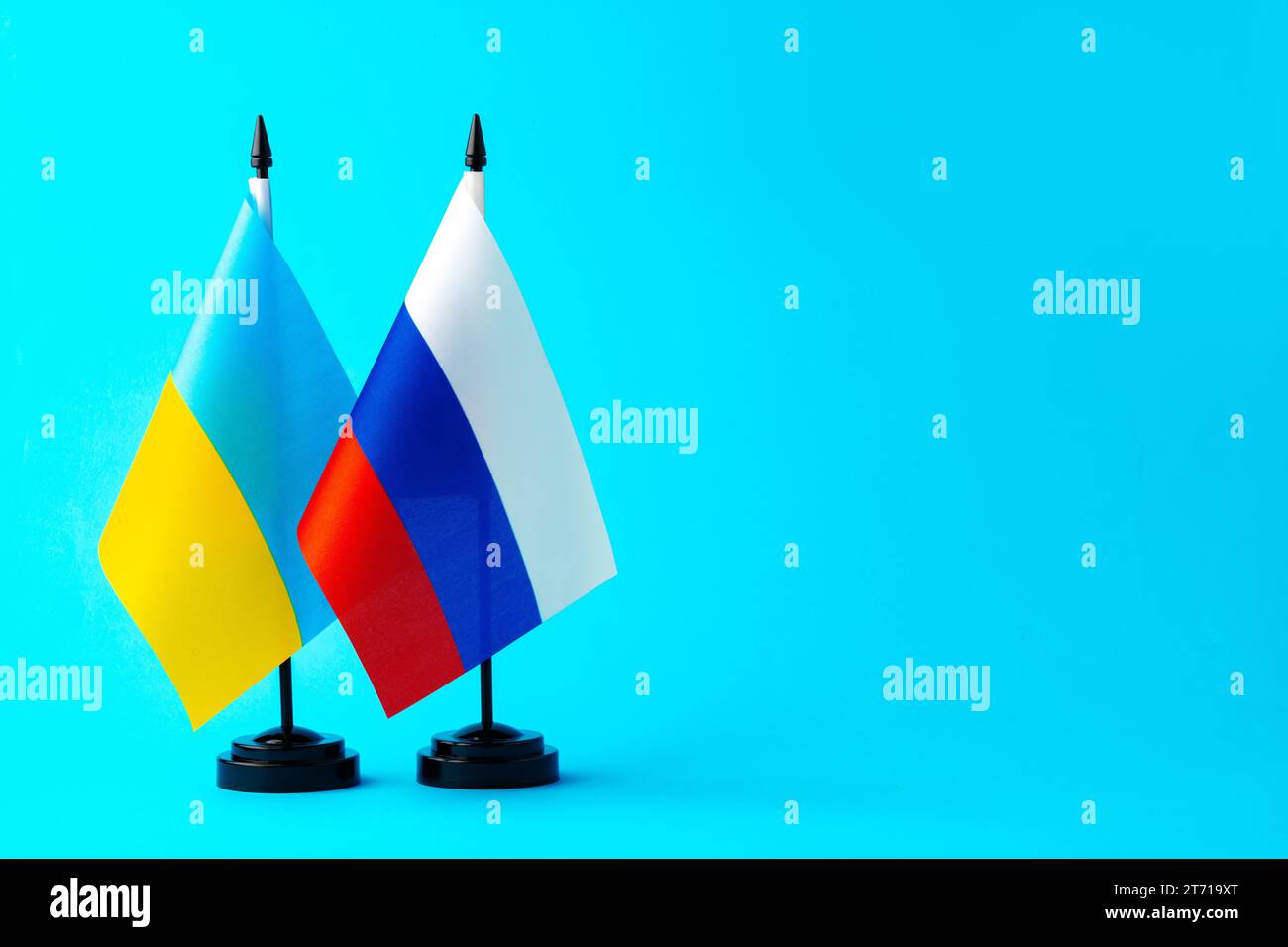 Kleine Fahnen Russlands und der Ukraine auf Fahnenmasten Stockfoto