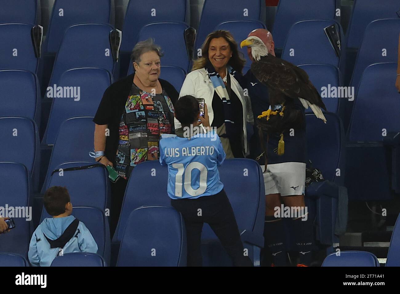 ROM, Italien - 12.11.2023: VIP in tribuna per assistere al derby Lazio Roma, Anna Paratore madre di Giorgia Meloni tifosissima laziale già presente in lazio Fiorentina (Durante lazio Fiorentina) Stockfoto