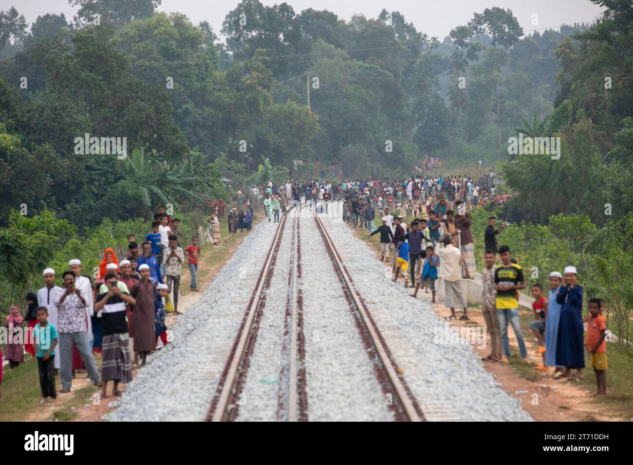 05, November 2023, Cox's Bazar, Bangladesch. Die Feierlichkeiten brechen aus, als der erste Zug auf der neuen Chittagong-Cox's Bazar-Bahnstrecke fährt, mit aufgeregter cro Stockfoto