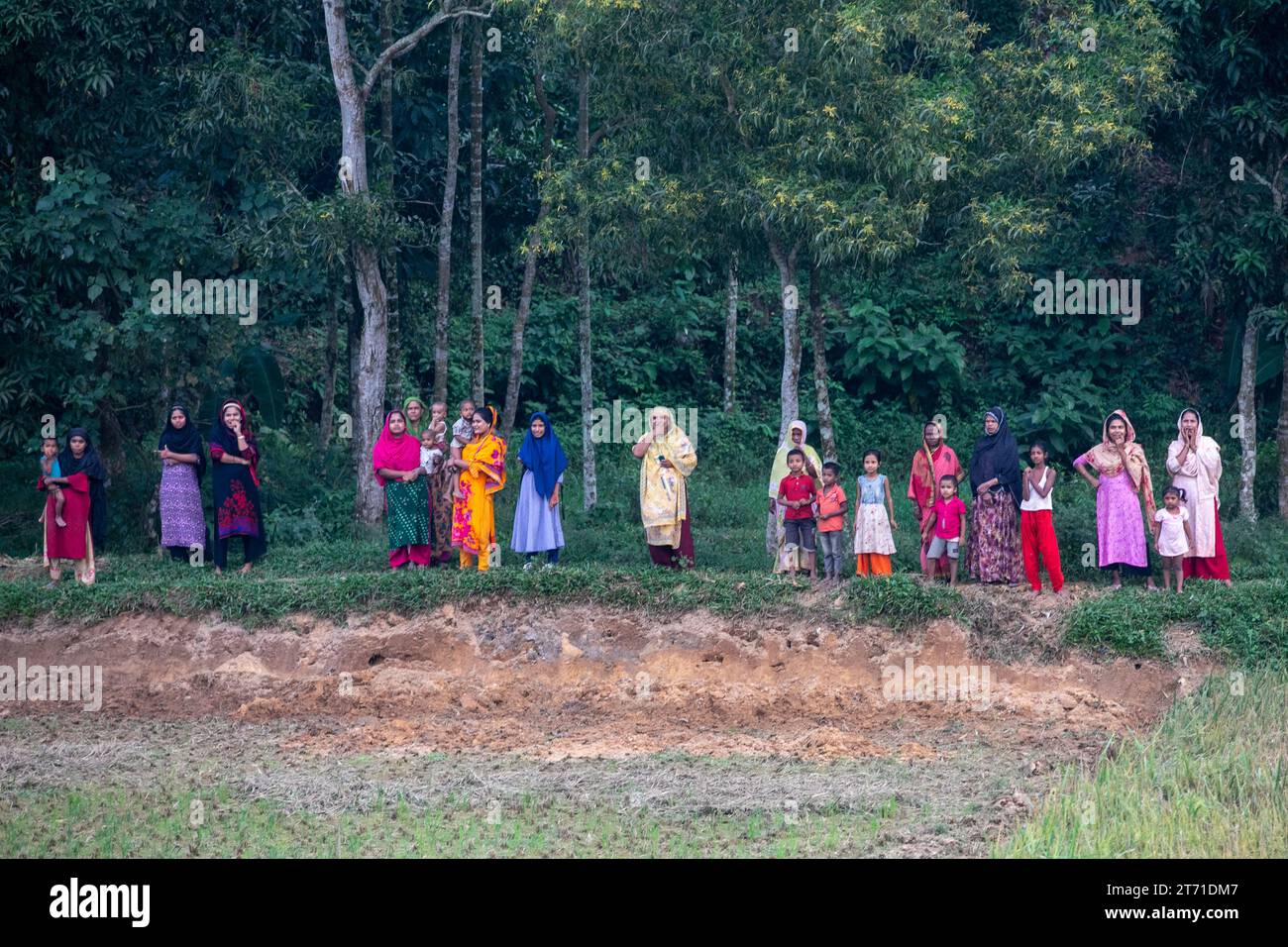 05, November 2023, Cox's Bazar, Bangladesch. Die Feierlichkeiten brechen aus, als der erste Zug auf der neuen Chittagong-Cox's Bazar-Bahnstrecke fährt, mit aufgeregter cro Stockfoto