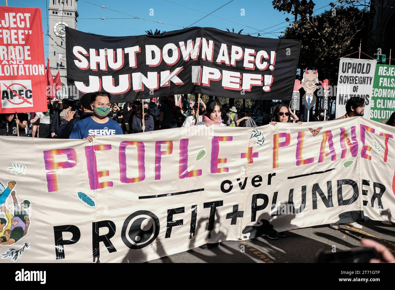 San Francisco, USA. November 2023. Die Leute halten Plakate und Banner, während sie auf der Straße marschieren. Die Asia-Pacific Economic Cooperation (APEC) veranstaltet vom 11. Bis 17. November 2023 ihren Gipfel in San Francisco, Kalifornien, der sich hauptsächlich im Moscone Center befindet. Der Gipfel zieht führende Politiker und Wirtschaftsvertreter aus verschiedenen Nationen an, die sich an Diskussionen über verschiedene globale Themen beteiligen. Am 12. November findet jedoch auf den Straßen San Franciscos ein erheblicher Protest statt, der Tausende von Demonstranten aus verschiedenen Gruppen anzieht, darunter diejenigen, die sich für den Klimawandel und den Klimawandel einsetzen Stockfoto