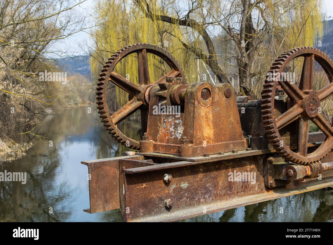 Alte mechanische Metallgetriebemechanik am verlassenen Damm. Stockfoto