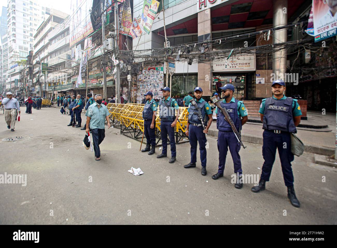 Transportblockade: Polizei patrouilliert vor der BNP Zentrale in Dhaka, Bangladesch Polizeipersonal steht während der bundesweiten Transportblockade, die von der BNP in Dhaka, Bangladesch am 13. November 2023 in Bangladesch einberufen wurde, Wache vor dem Hauptquartier der Bangladesch Nationalist Party BNP. Die Polizei von Bangladesch hat fast 8.000 Personen bei einem landesweiten Vorgehen verhaftet, seit BNP-Aktivisten Polizeibeamte bei einer großen Kundgebung in der Hauptstadt vor einer Woche getötet haben, heißt es in einem Bericht. Die Verhaftungen kamen, als die BNP eine neue 48-stündige landesweite Transportblockade als Teil ihrer neuen regierungsfeindlichen Proteste durchgesetzt hat, die eine innerstädtische B-Blockade einbrachte Stockfoto