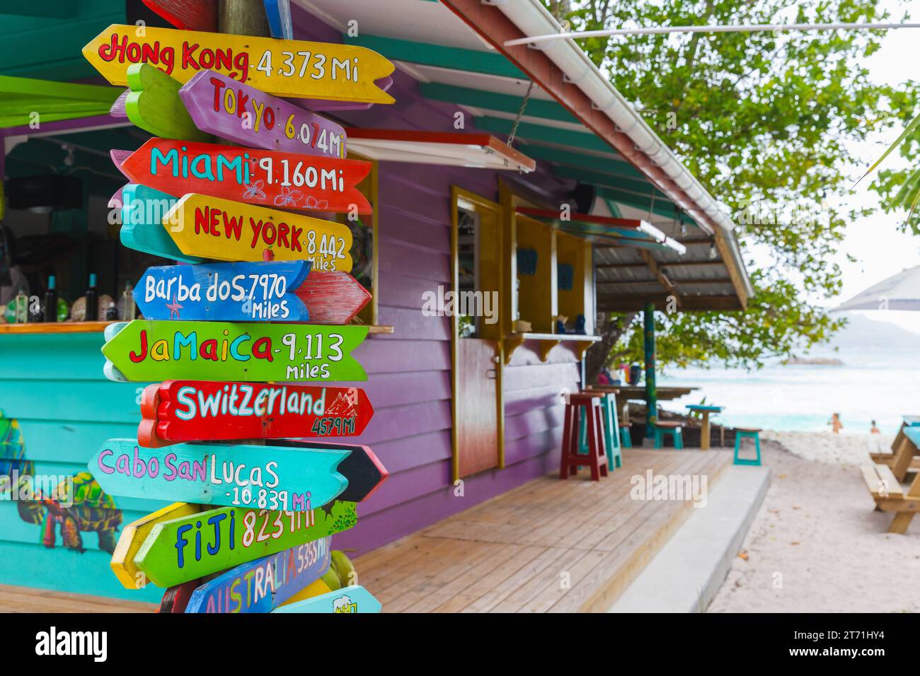 La Digue, Seychellen - 16. August 2023: Außenbereich der Bikinibar, Strand Anse Serious Stockfoto