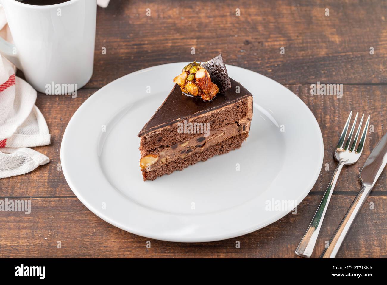 Köstlicher Schokoladen- und Pistazienkuchen auf dunklem Holzhintergrund Stockfoto