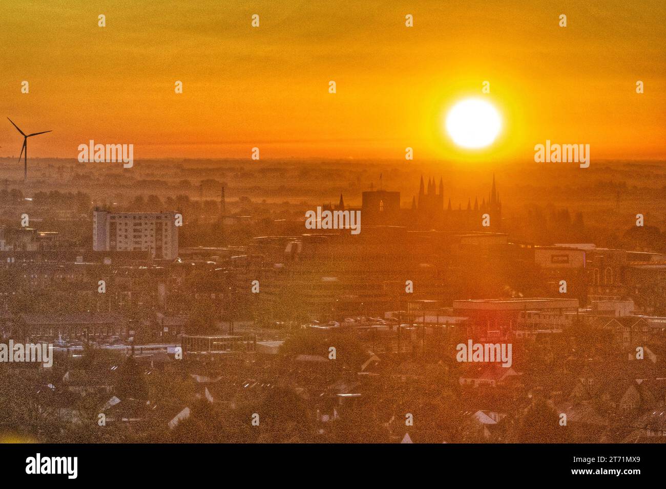 Peterborough, Großbritannien. November 2023. Ein wunderschöner Sonnenaufgang hinter der Peterborough Cathedral zu einem kalten Start in den Tag in Peterborough, Cambridgeshire, Großbritannien, am 11. November 2023. Quelle: Paul Marriott/Alamy Live News Stockfoto