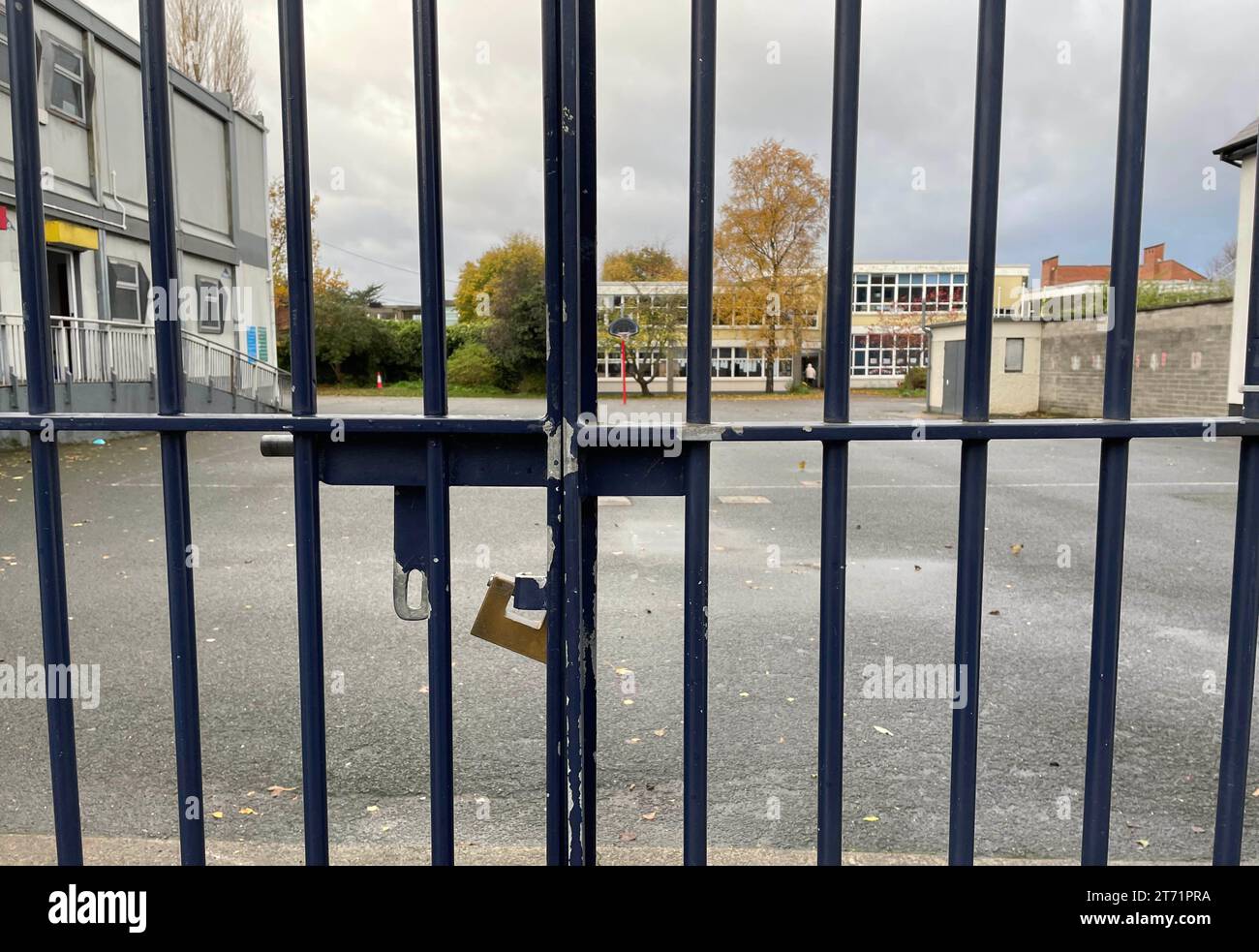 Die Tore einer Schule in Inchicore, Dublin, wurden geschlossen, als Storm Debi über Irland fegte. Bilddatum: Montag, 13. November 2023. Stockfoto