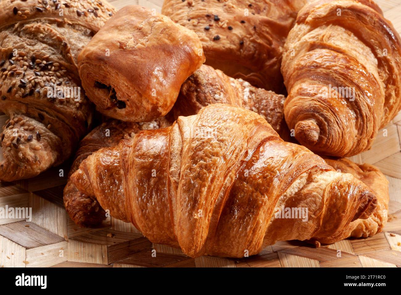 Hoher Winkel von frisch gebackenen Croissants mit Sesam auf Holzoberfläche in der Bäckerei Stockfoto