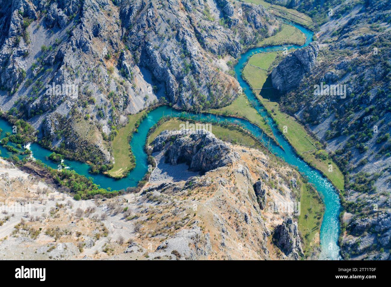 Luftaufnahme des Zusammenflusses der Flüsse Krupa und Zrmanja und ihrer Canyons, Kroatien Stockfoto