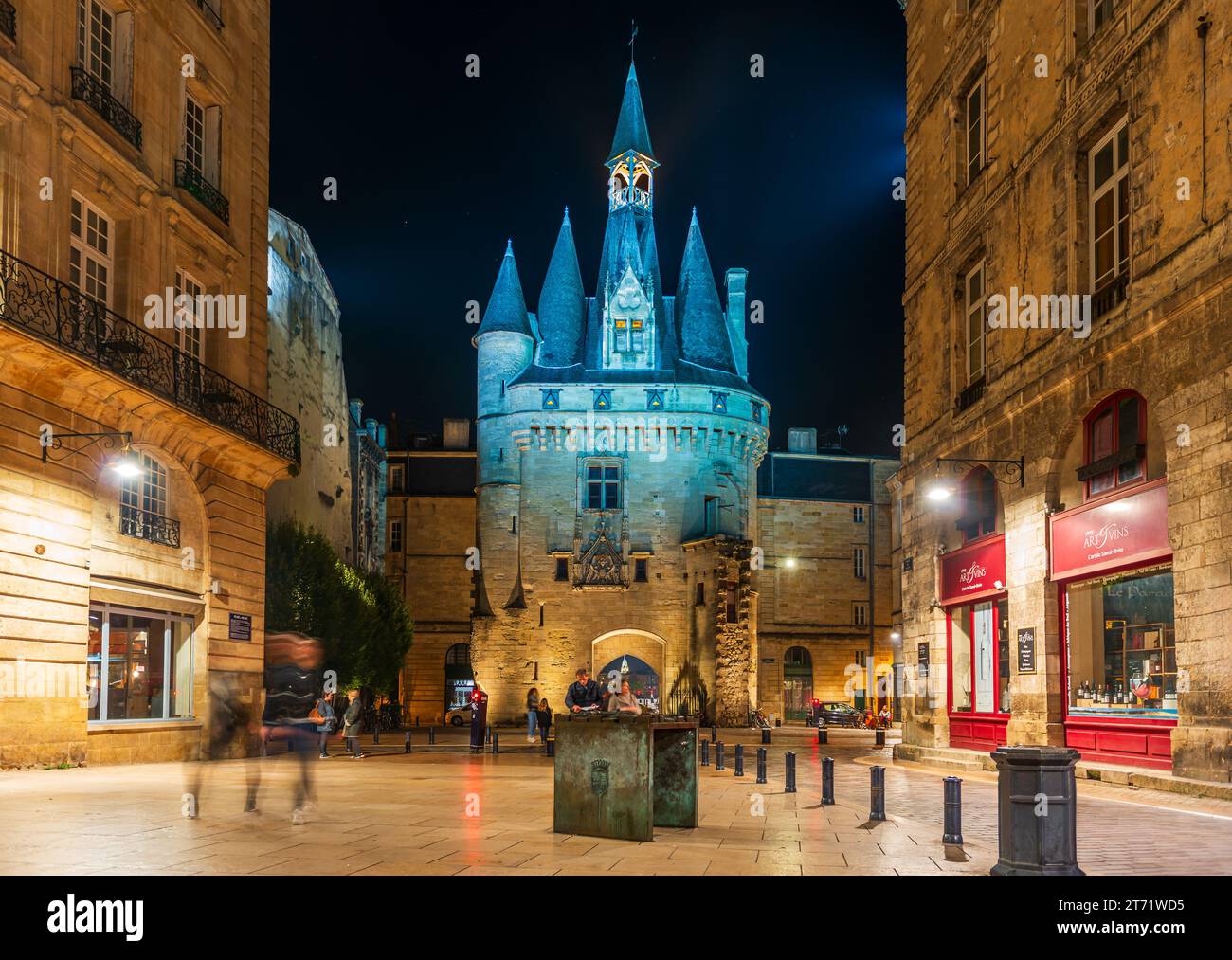 Cailhau-Tor auf dem Palastplatz, nachts in Bordeaux, in Gironde, in Nouvelle-Aquitaine, Frankreich Stockfoto