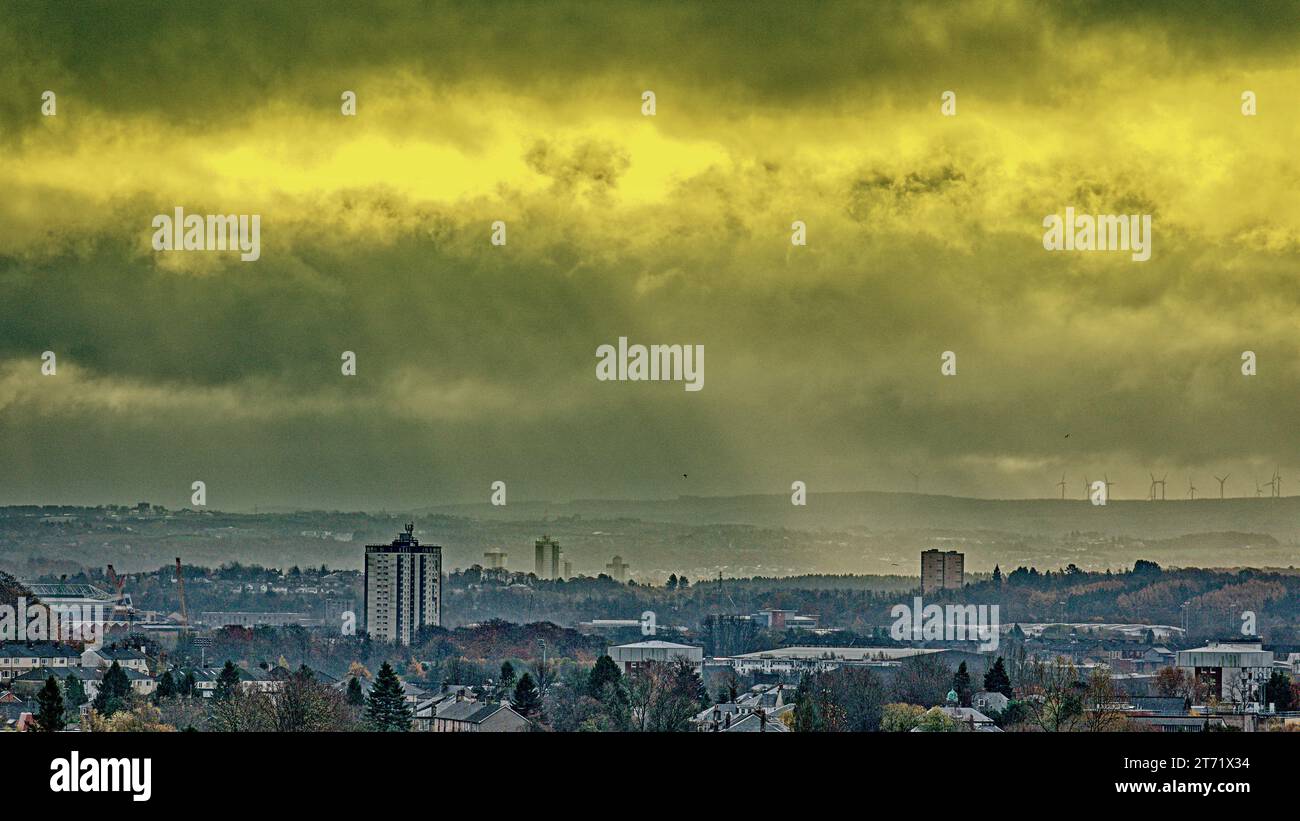 Glasgow, Schottland, Großbritannien. November 2023. Wetter in Großbritannien: Starker Regen über Nacht brachte dramatische Himmel- und Lichtstrahlen oder Götterstrahlen über die Stadt. Credit Gerard Ferry/Alamy Live News Stockfoto