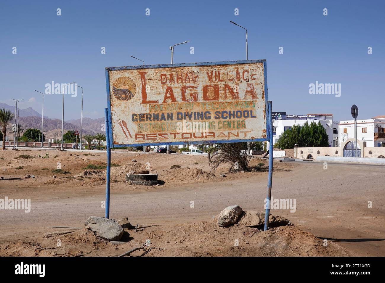 Altes, verrostetes Werbeschild, Dahab Village Lagona, Deutsche Tauchschule, Dahab, Sinai, Ägypten Stockfoto